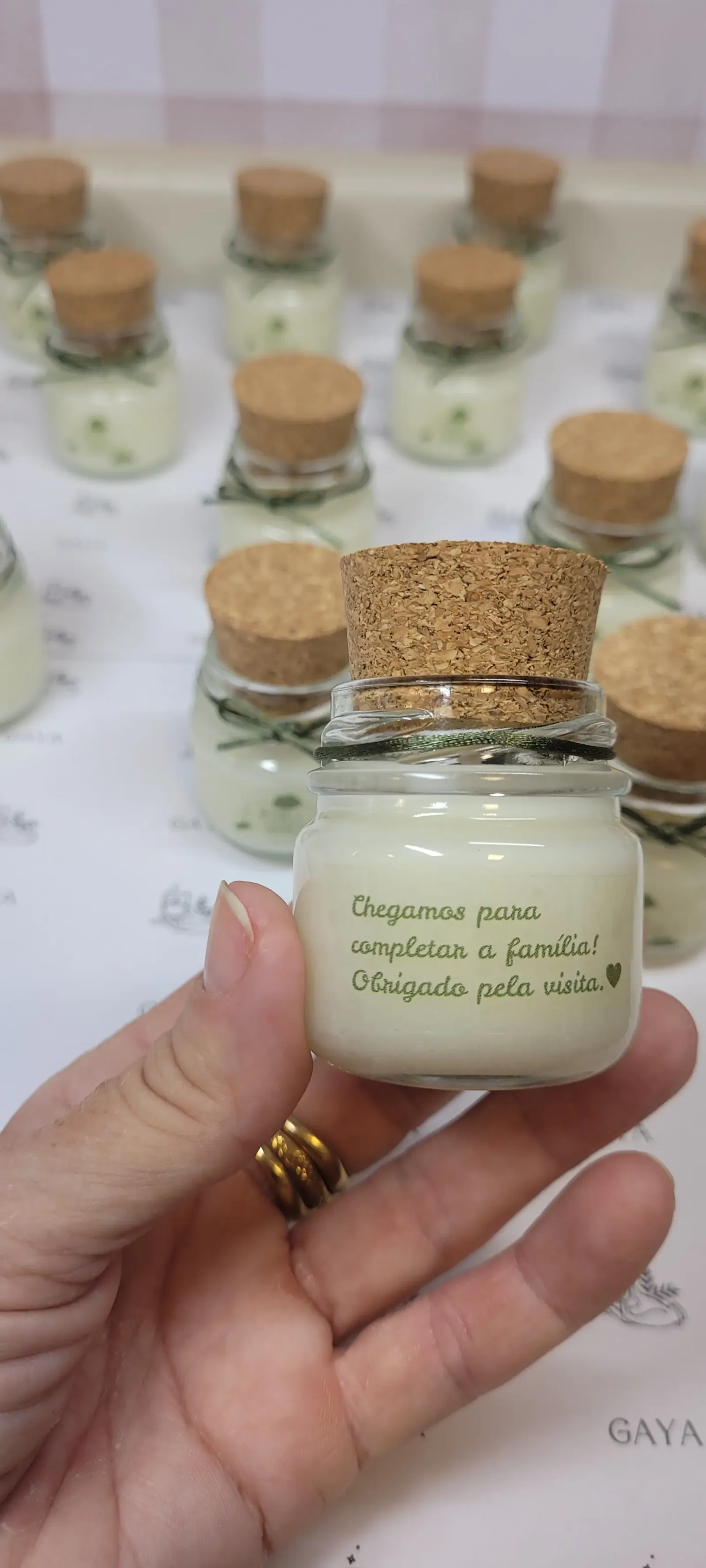 Vela lembrancinha de batizado em pote com rolha e mensagem no rótulo