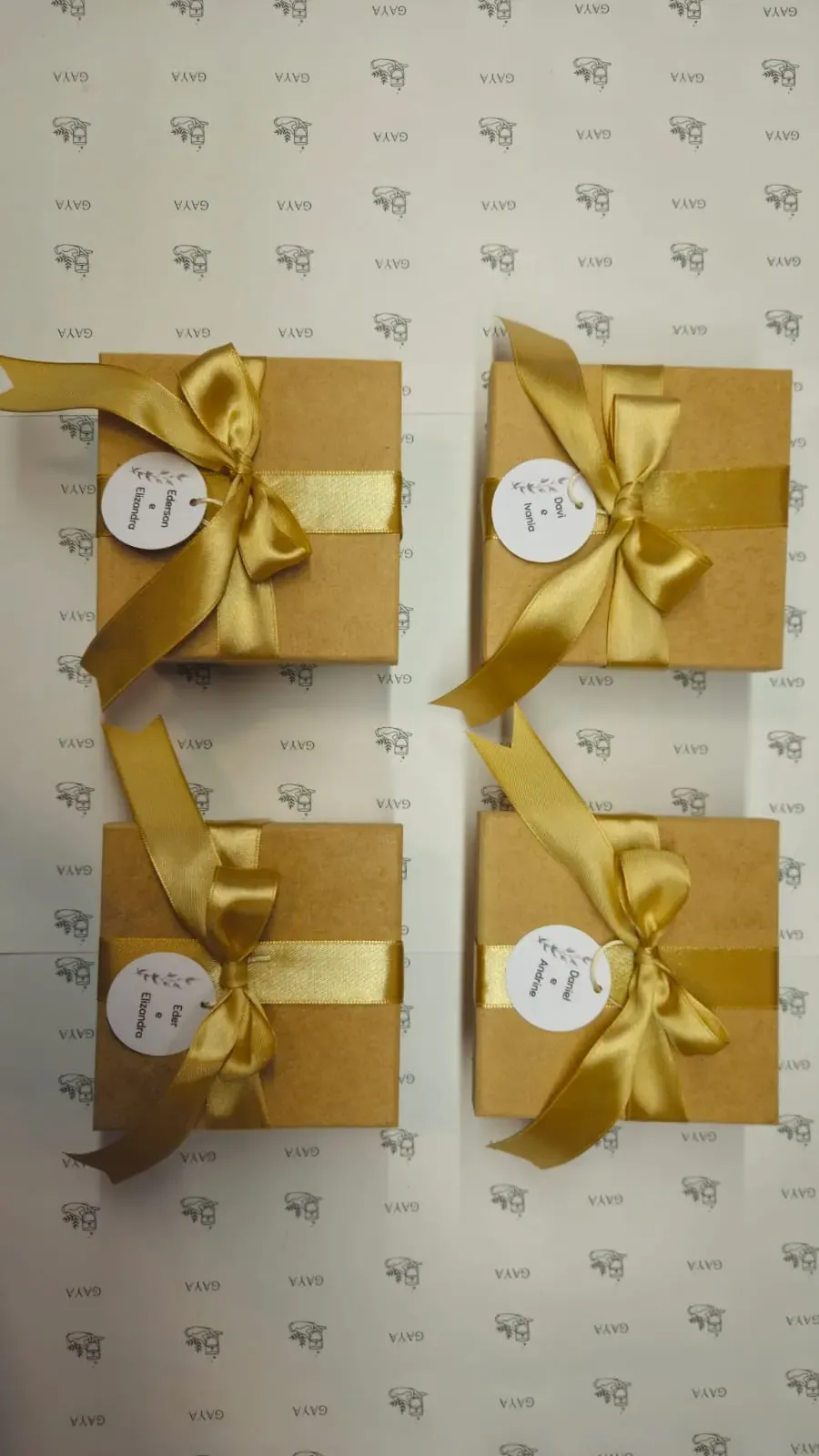 Caixinhas kraft com laço dourado e tag personalizada