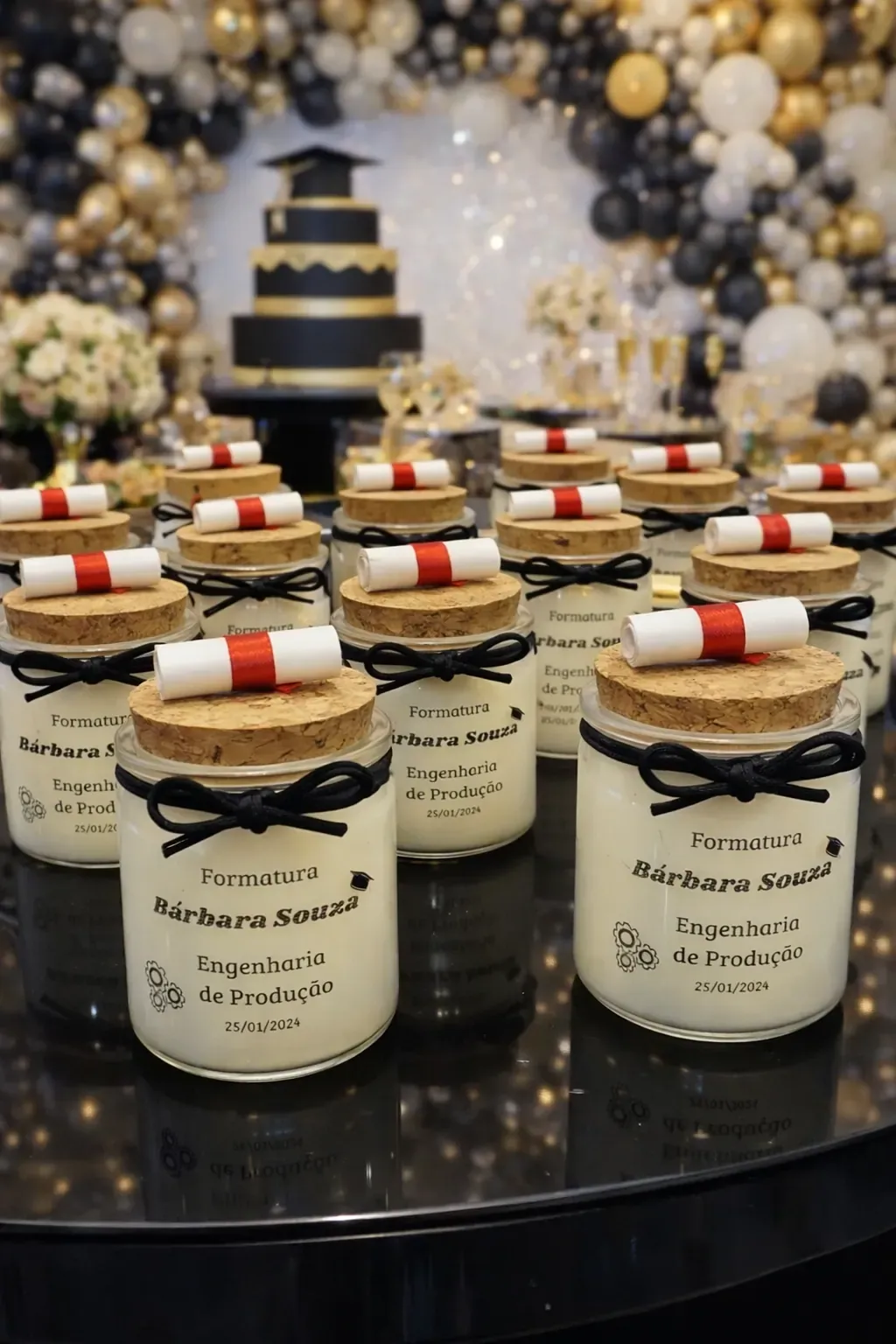 Velas de formatura com rótulo do formando e do curso na mesa da festa