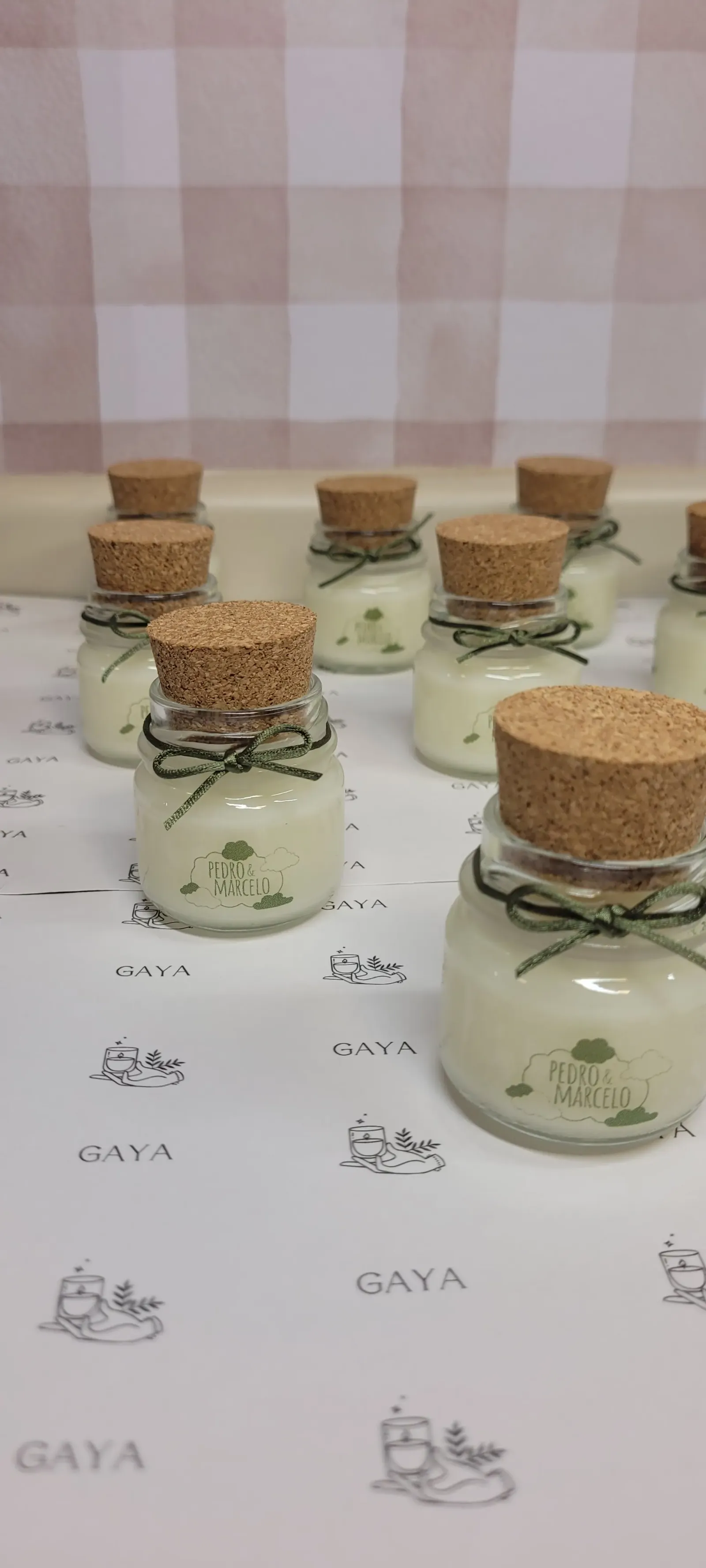Lembrancinhas de vela em mini potes de vidro com rolha e laço