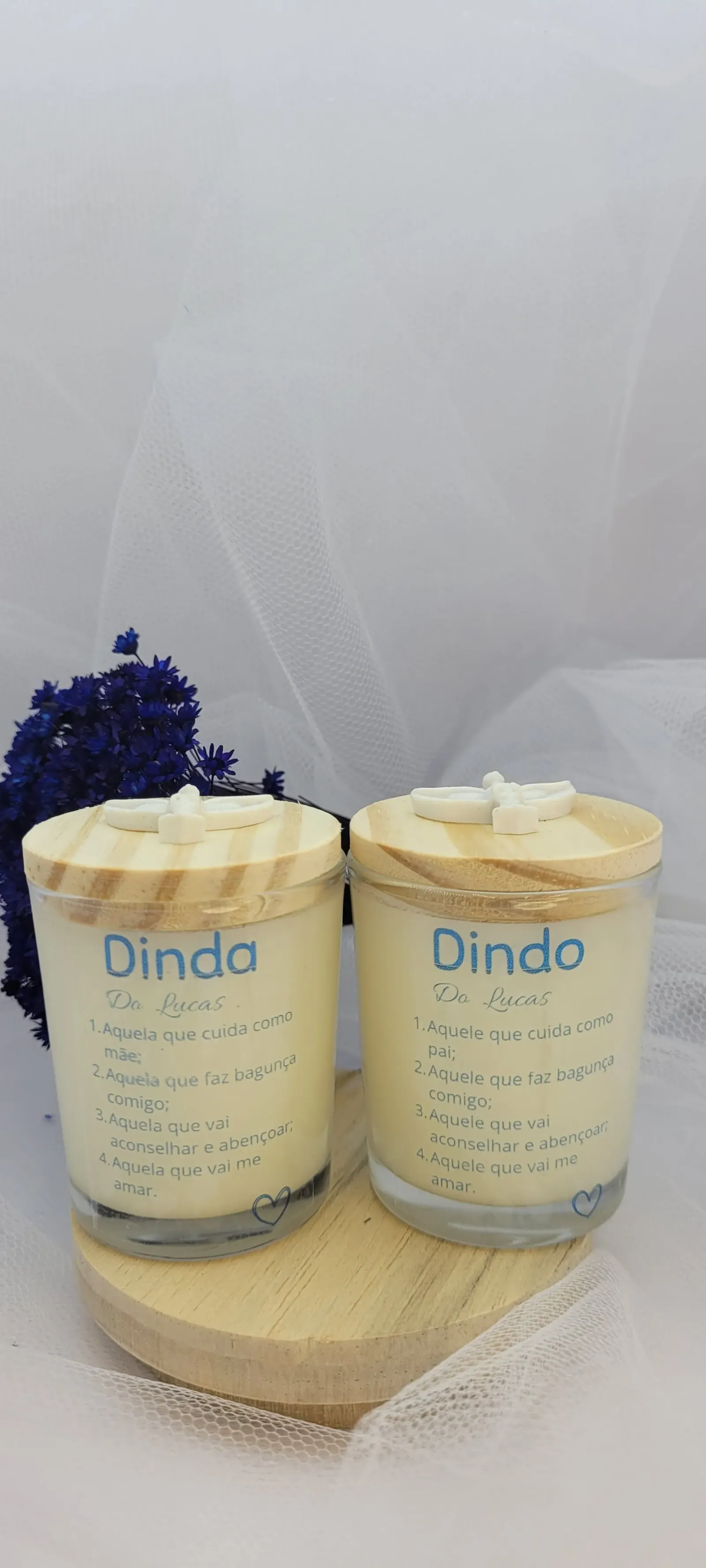 Duas velas com tampa de madeira e rótulos Dindo e Dinda