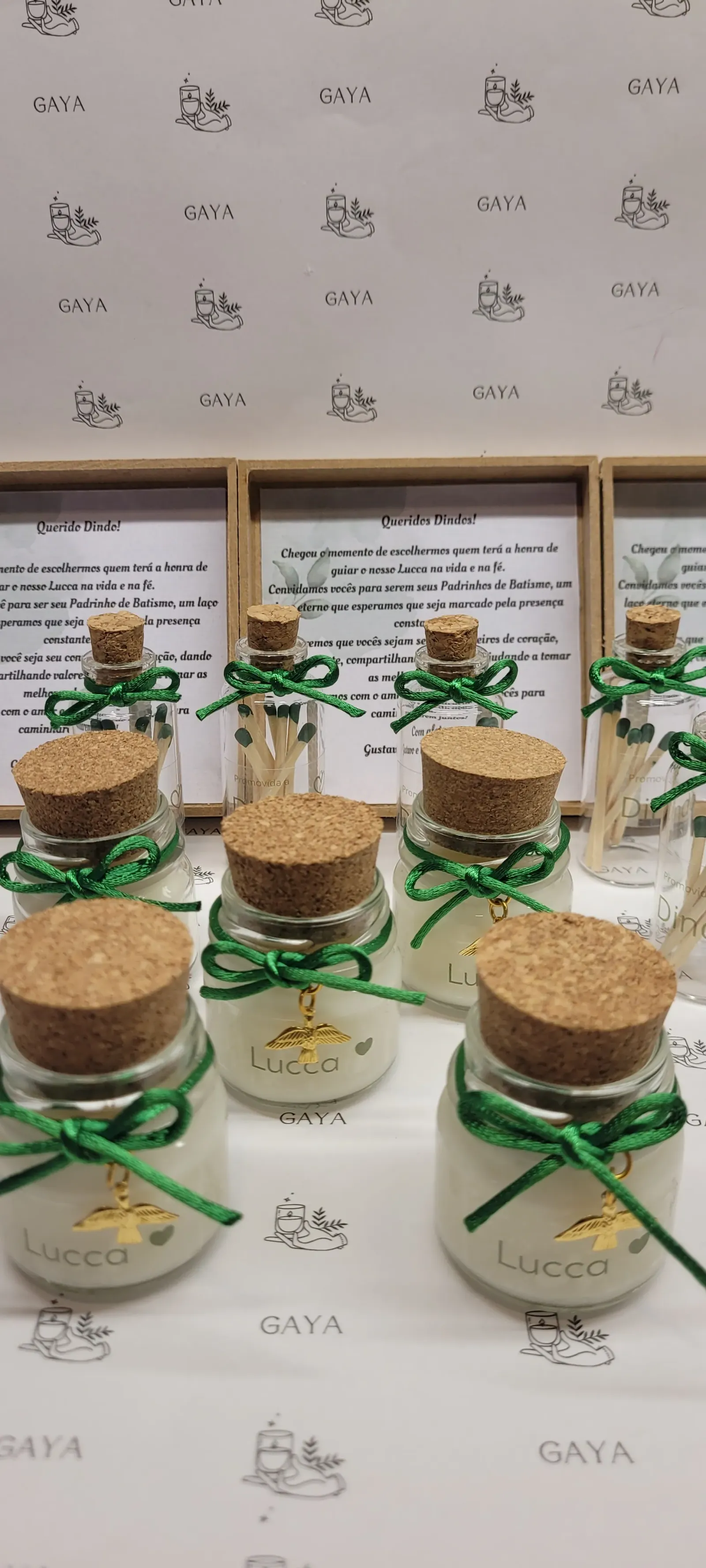 Velas em potes com rolha e laço verde para convite de padrinhos